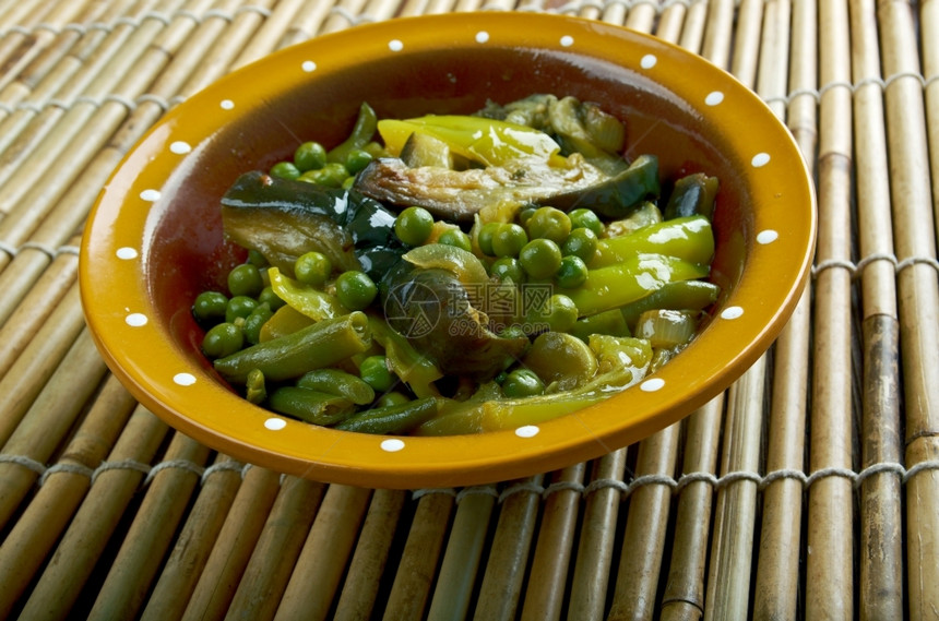 Udhiyu古吉拉特邦混合蔬菜盘印度茄子咖喱大蒜厨师香菜图片