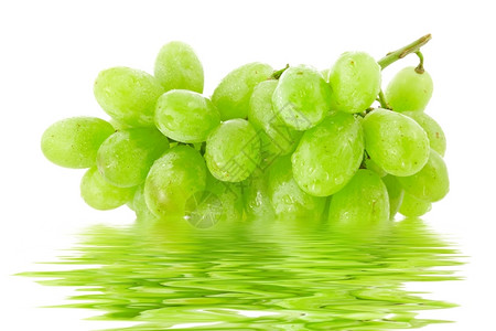 产品有机的白色清绿新葡萄有水反射绿色背景图片