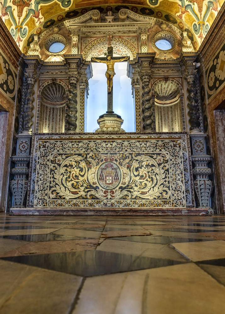 1690年在葡萄牙里斯本SaoPedrodeAlcantara修道院建造的一座辅拜堂Lencasteres教堂内圣坛的详细节伦卡图片