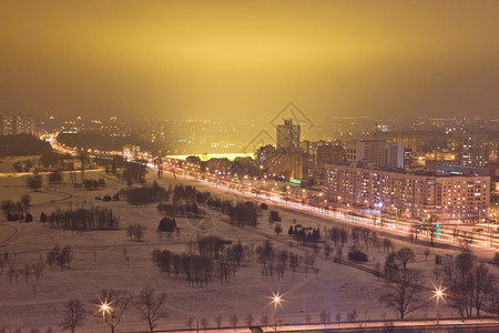 夜晚灯火通明的市中心图片