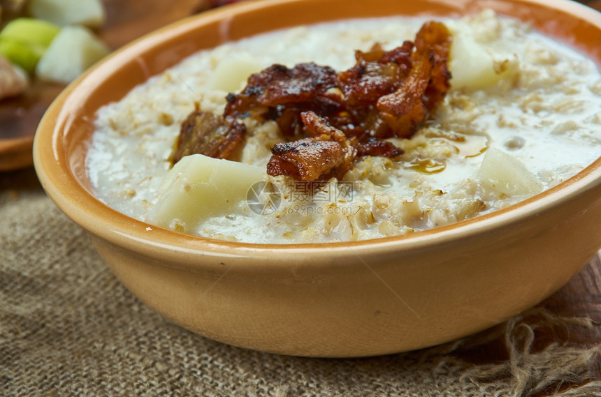 Buktinbiezputra配土豆或大麦粥的Porridge拉脱维亚烹饪传统菜类顶视放肉猪图片