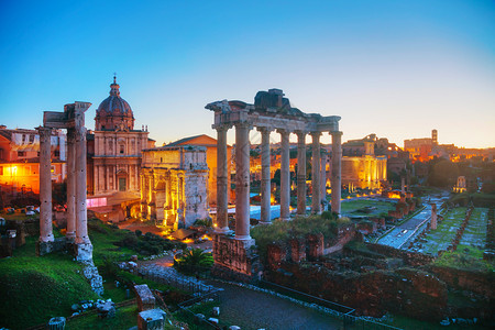 历史的城市罗马论坛在意大利罗马夜间的废墟图片