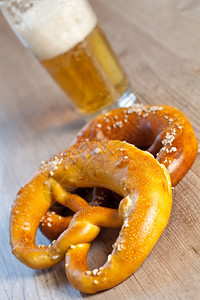 典型的有甲壳德国葡萄面包加啤酒椒盐卷饼慕尼黑啤酒节食物图片