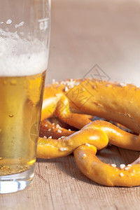 布雷泽尔慕尼黑典型的有甲壳德国葡萄面包加啤酒盐图片