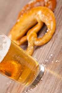 典型的有甲壳德国葡萄面包加啤酒美食庆典传统图片