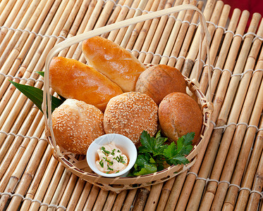 棕色的面包在编织篮子中的面包日本噗图片