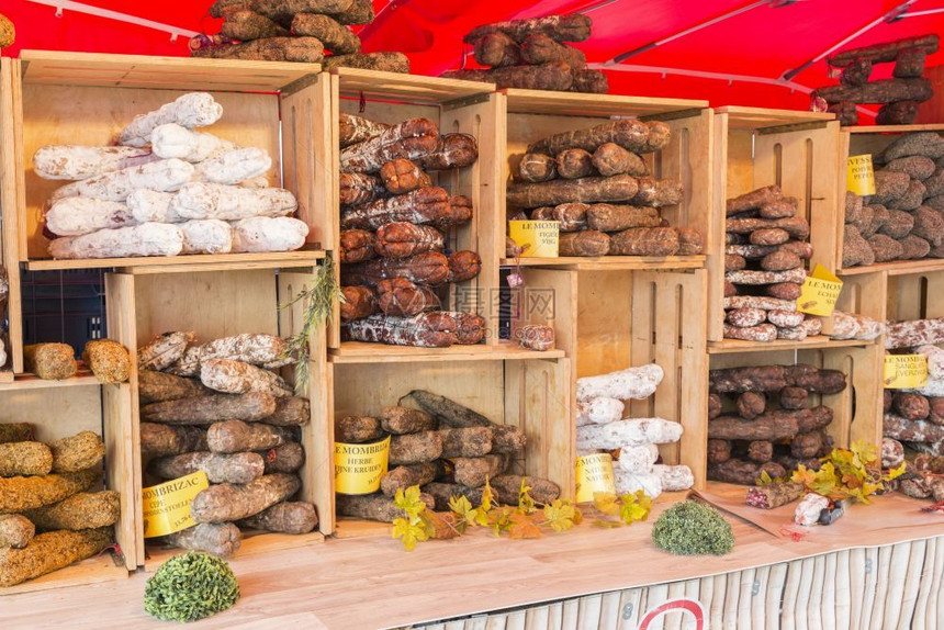 木制的比利时马尔米迪158年市场摊位上有各种硬香肠整洁地展示在木箱中香肠是来自比利时阿尔登的特色和各种硬香肠的摊位各种样火腿图片