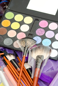 准备好化妆品紫色彩眼影和化妆缝合用的刷子图片