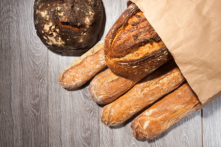 法式长棍面包营养纸袋上的麦面包和小有机的高清图片