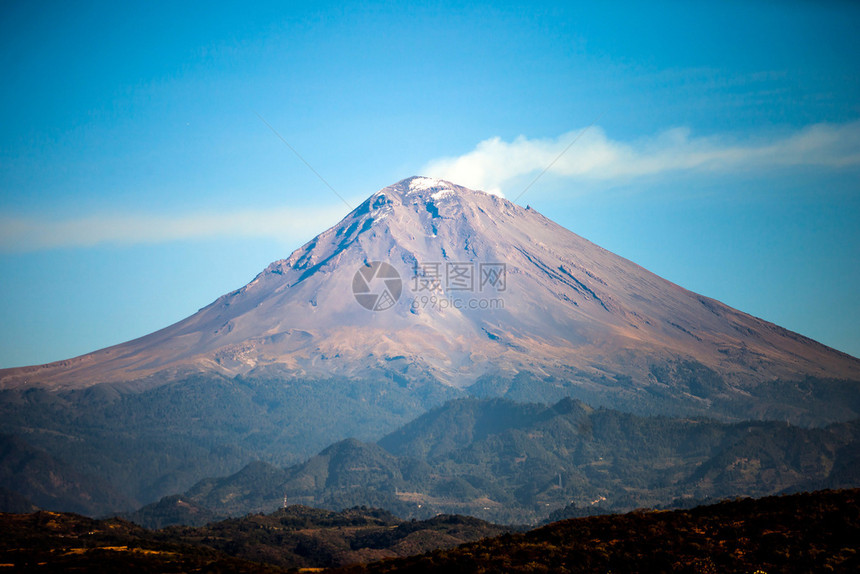 喷发远离方风景的墨西哥火山阳光明媚的一天墨西哥火山风景龙舌兰天空图片