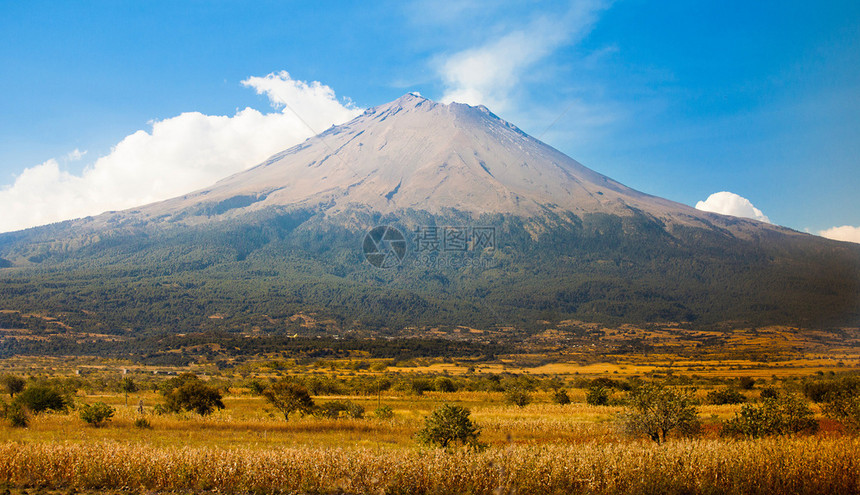 天空喷发远离方风景的墨西哥火山阳光明媚的一天墨西哥火山风景旅行图片
