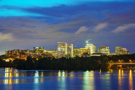 河华盛顿夜里的城市风景建造桥图片