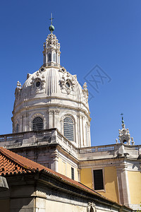 户外18世纪末在葡萄牙里斯本建造的已故巴罗克和新立国皇家巴西利卡寺庙和最神圣之心修道院天主教大堂背景图片