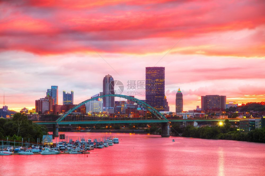 市中心匹兹堡风景与俄亥河在晚上城市的美国图片