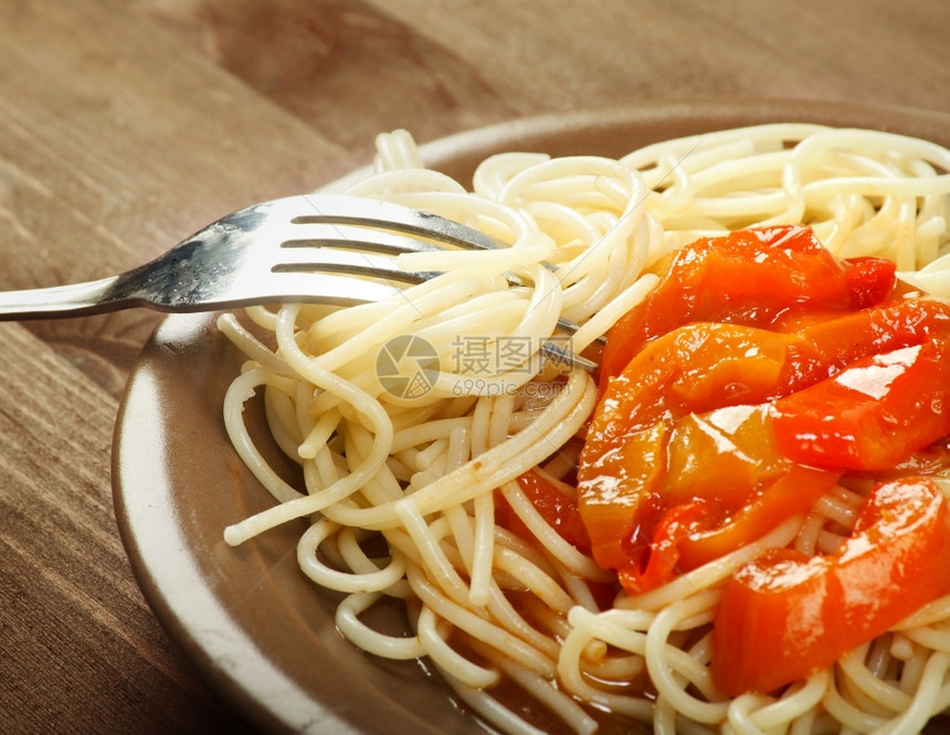 盘子那不勒斯配番茄酱的自制意大利面餐厅图片