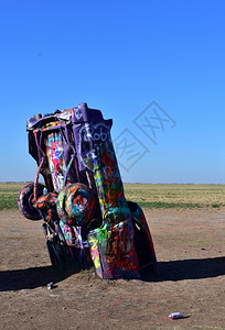 场地绘画路线卡迪拉克牧场地上涂着彩色漆的卡迪拉克图片