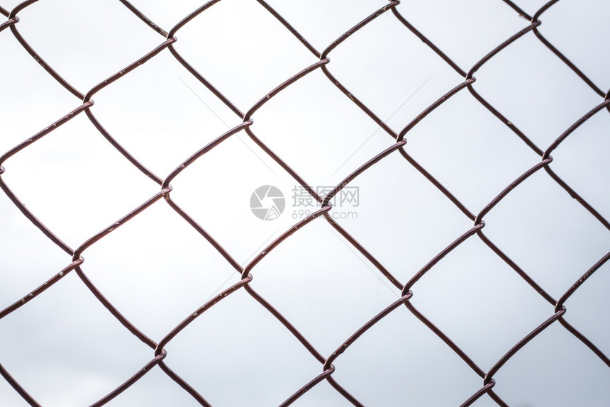 建造关联监狱村里栅栏铁笼的背景图片