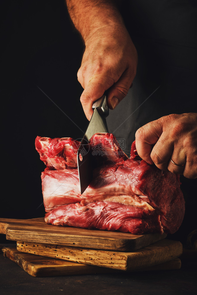 男屠夫切生牛肉准备食物图片