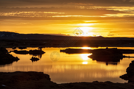 水平的寒冬日出时弥华湖冰岛日出时的Myvatn湖冰岛天空颜色图片