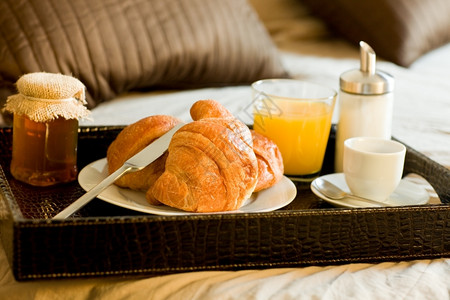 一张在卧室内床上有早餐食物的托盘照片一种浓咖啡糖酒店高清图片素材