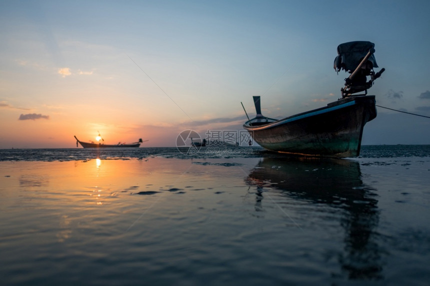 克拉比省Krabi地区日落海滩的传统泰航船的美丽旅行图片