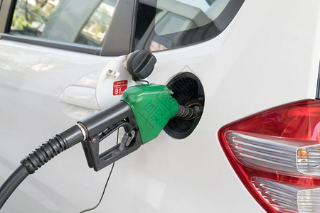 运输象征在加油站用燃料喷嘴在汽车中添加燃料泵图片