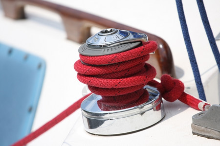 阀芯红色的帆船上温奇和红色绳子游艇图片