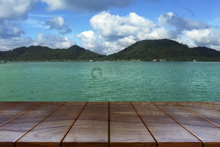 码头木空的制桌间平台和海面及天空背景的岛屿用于产品显示蒙戴布置Wood表格等图片