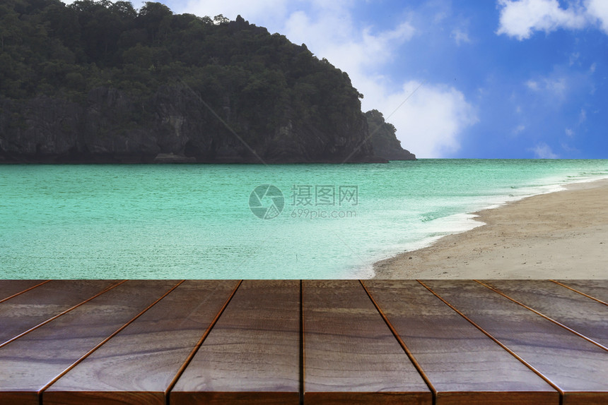 假期湖空木制桌间平台和海面及天空背景的岛屿用于产品显示蒙戴布置Wood表格等蓝色的图片