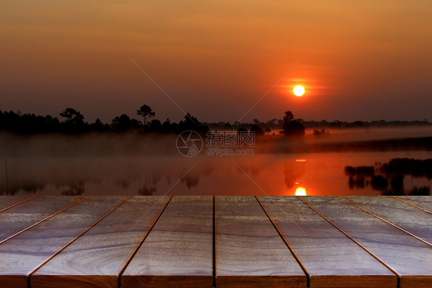 海空木制桌间平台和在湖泊背景的日落模糊度用于产品显示时效现象材料图片