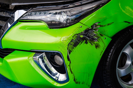 路前保险杠上的绿色汽车撞标记破坏事故图片