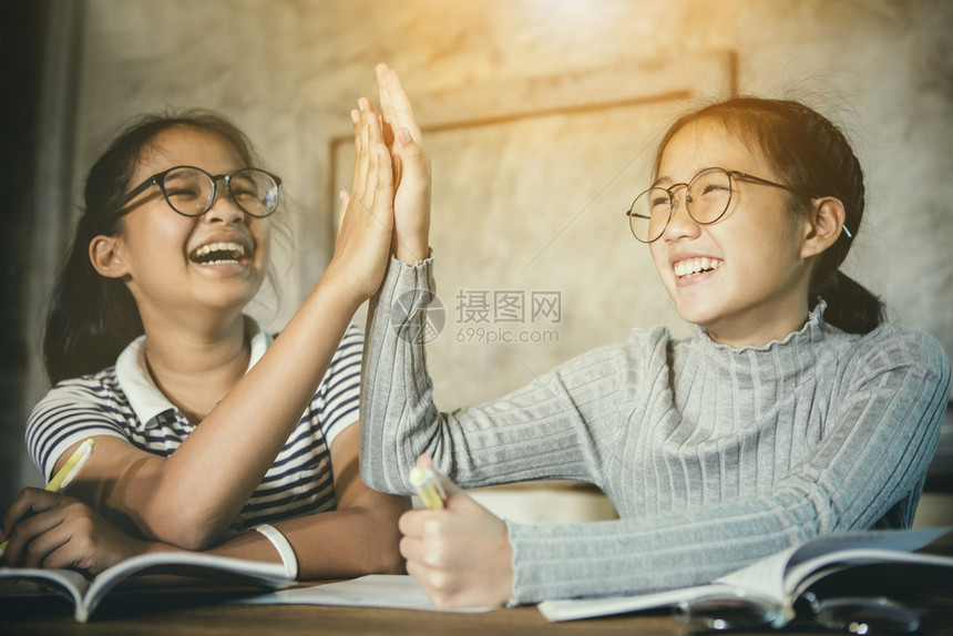 庆典智慧两个亚洲青少年快乐感庆祝成功教育的欢庆节日人们图片