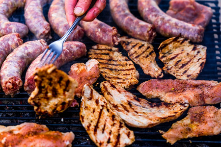 炙烤在花园烧肉上香肠和猪排骨美食图片
