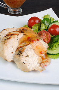 鱼片晚餐鸡肉切用蔬菜和酱汁烤鸡乳开胃菜图片