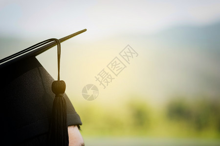 人们学术的毕业那天背影微笑袍高清图片素材