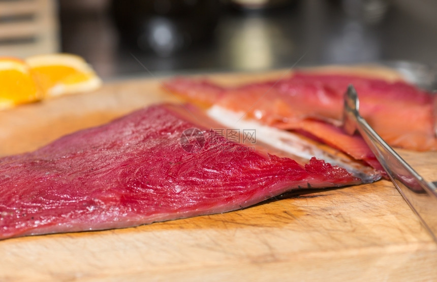 寒冷的新鲜烟熏鲑鱼切成薄片美食市场图片