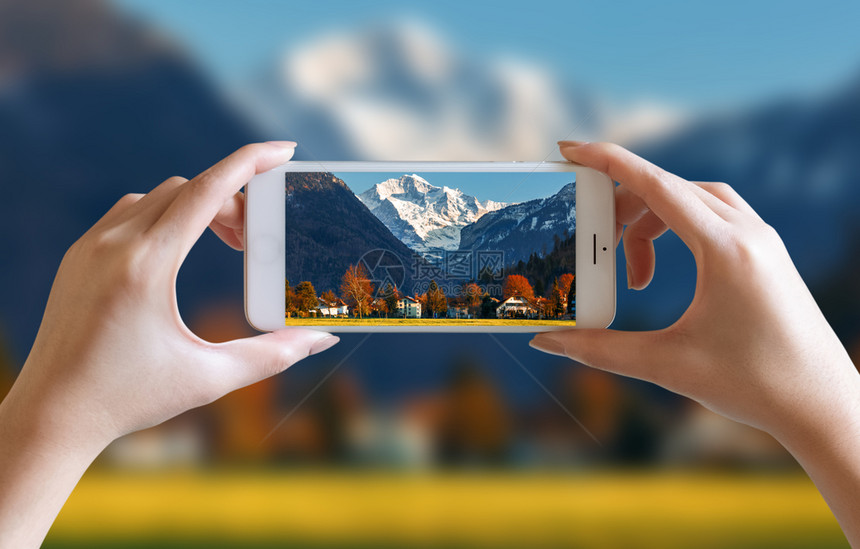 摄影用移动智能手机拍摄美丽的山地和天空景色照片并使用移动智能手机风景欧洲图片
