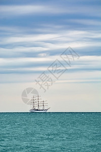 黑海中的帆船保加利亚海中的帆船旅游巴克海景图片