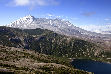 在圣海伦山火洞穴内望向低山脊和圣灵湖角落的风景有海伦斯荒野图片