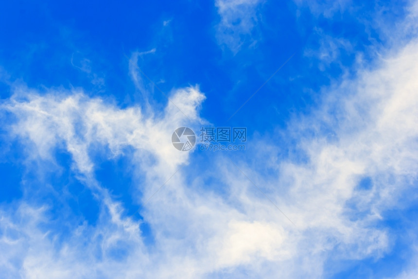 空气夏天有云背景的蓝空白图片