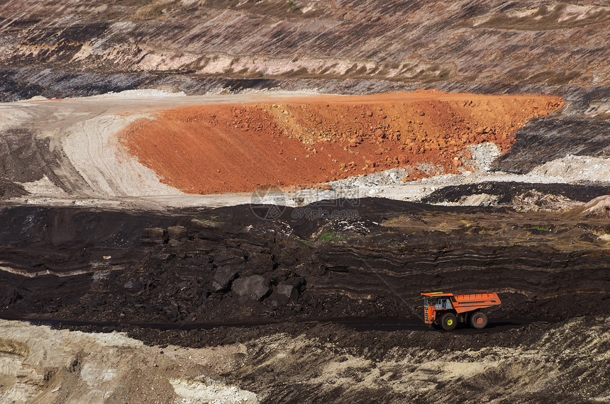 煤矿场里工作的挖掘机图片