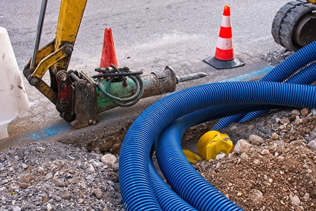 电钻街道建造工地路程水压铁锤电缆用塑料管动缆用塑料管道为了图片