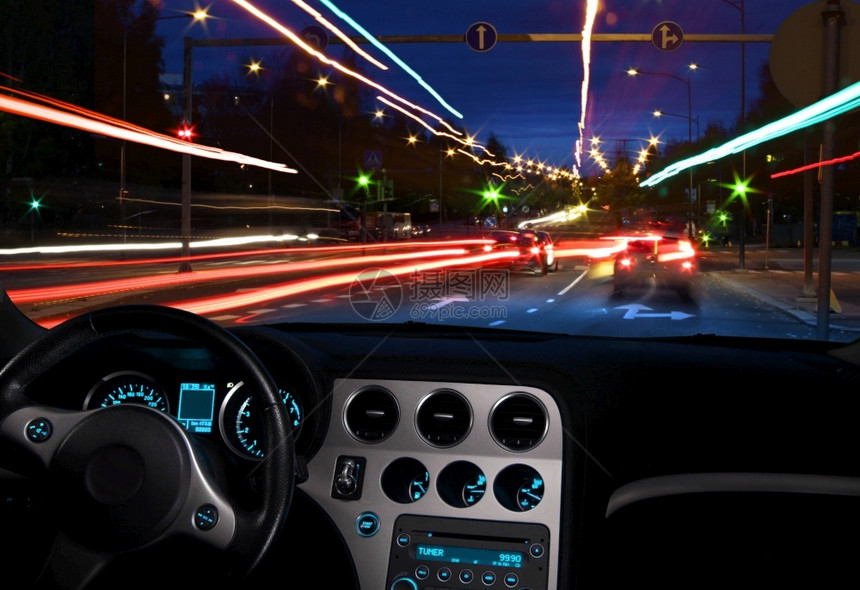 仪表盘运动车辆夜间从汽小屋看到交通时移动城市灯光的夜景图片