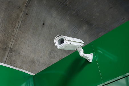一种闭路电视摄像头记录着一个白色的运动在走道上方的监控录像财产安全图片