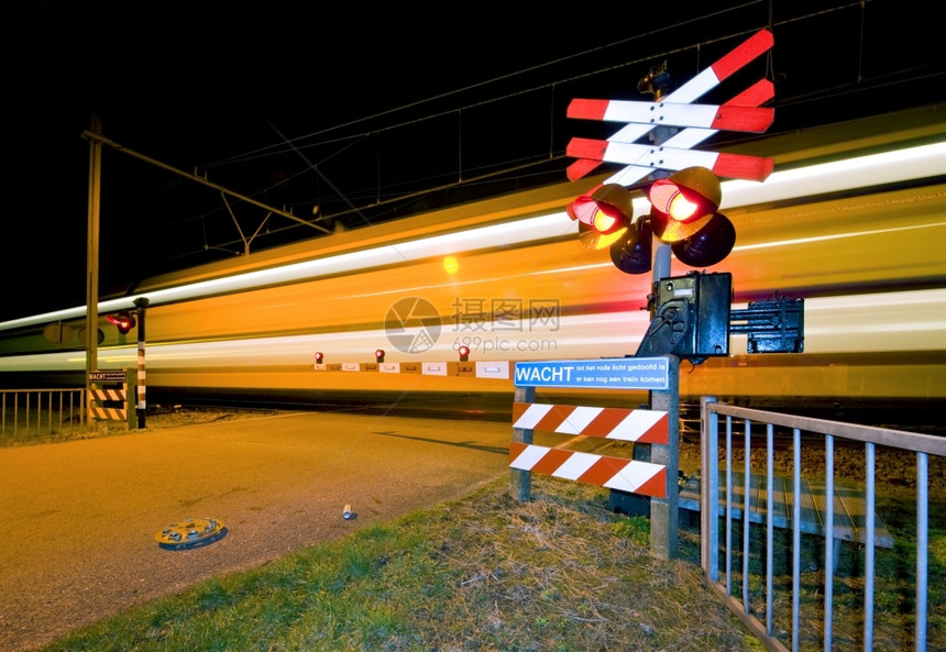 火车电线高架夜间穿越铁路交叉口的城际市图片