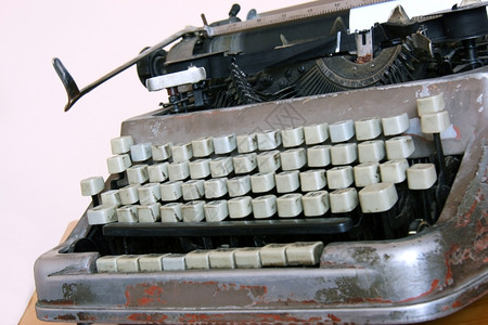 键盘作家背景墙壁上一个旧打字机的碎片消息背景图片