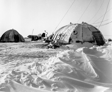 探险家黑白风景优美北极2号漂浮站北极黑白相片图片