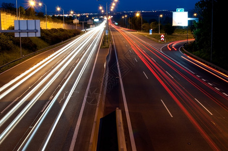 天空驾驶夜间高速公路上行驶中的汽车灯光速度图片
