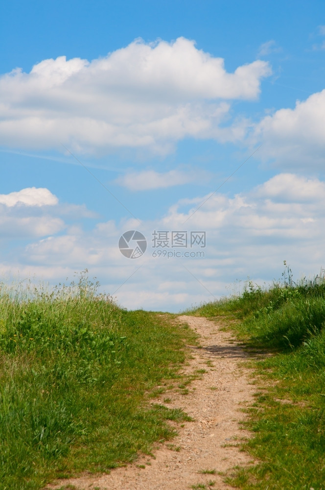 天空春小路夏季风景绿草道路和云雾图片