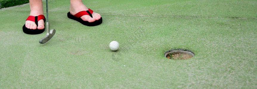 闲暇小型高尔夫球和近洞附的高尔夫俱乐部低角度闭场鞋课程图片